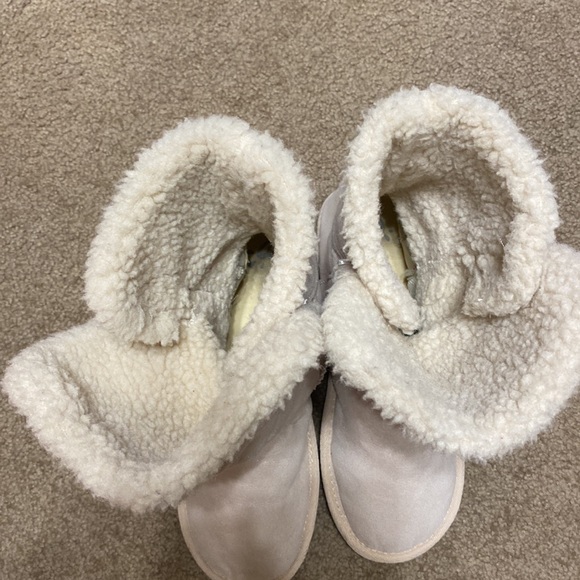 Justice brand * Ugg Style boot * size 4 - Picture 3 of 5